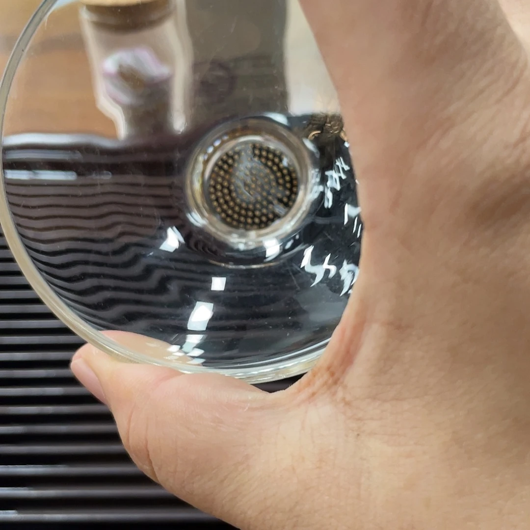 烟***色搪瓷杯子里还有很多东西