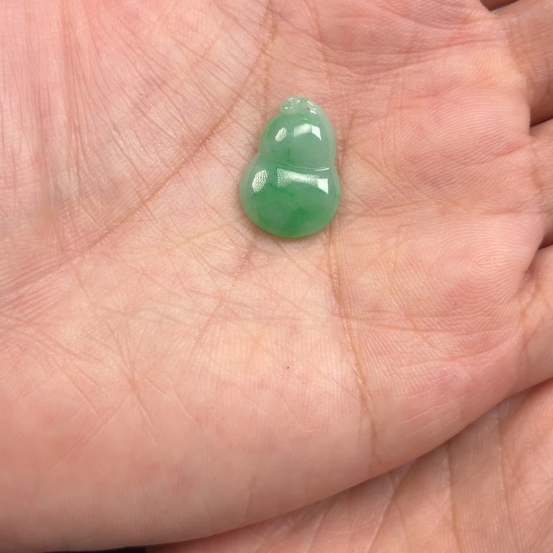 翡翠未镶嵌颈饰飘绿大葫芦