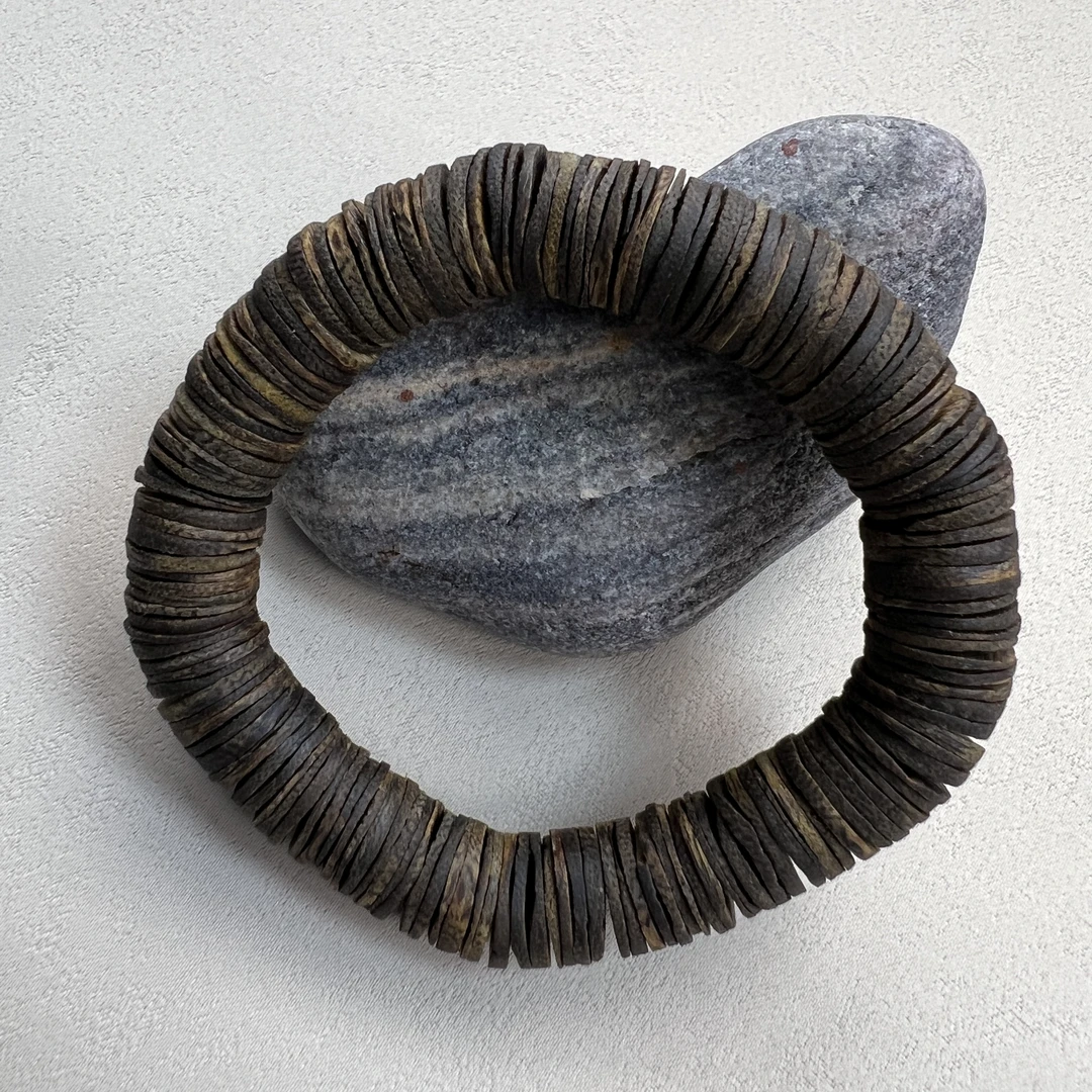 YH-100334沉香海南绿棋楠乌身1.2单圈沉水片珠手串约22g