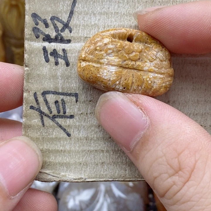 颈饰未镶嵌硅化珊瑚（珊瑚玉）锦****玉小