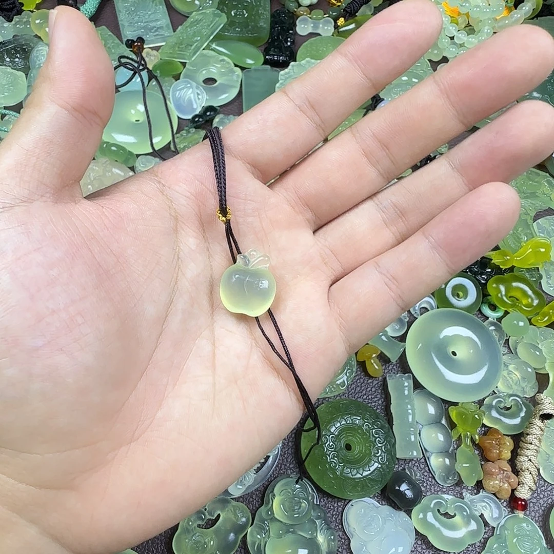 基***稚未镶嵌蛇纹石玉颈饰
