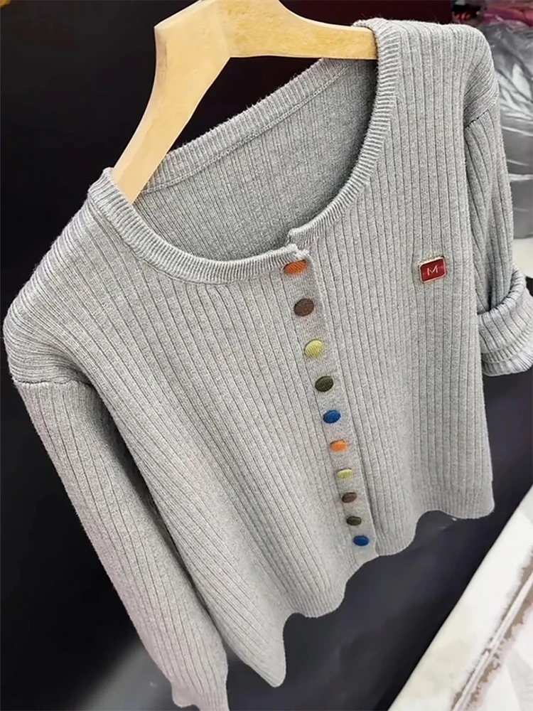 设计感圆领彩扣针织开衫女秋季2025新款高级感小众显瘦打底衫上衣