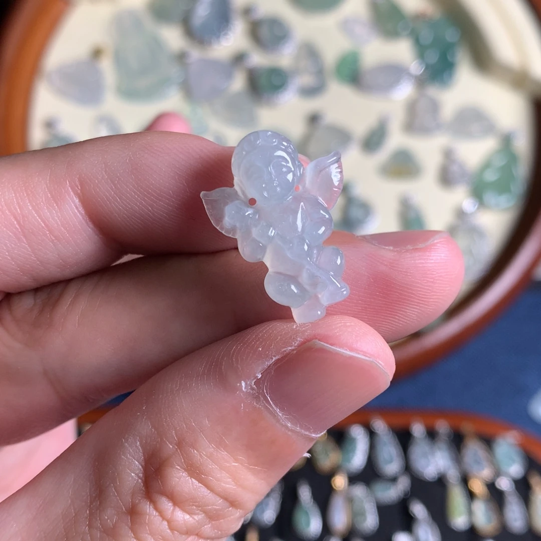 翡翠未镶嵌颈饰天使