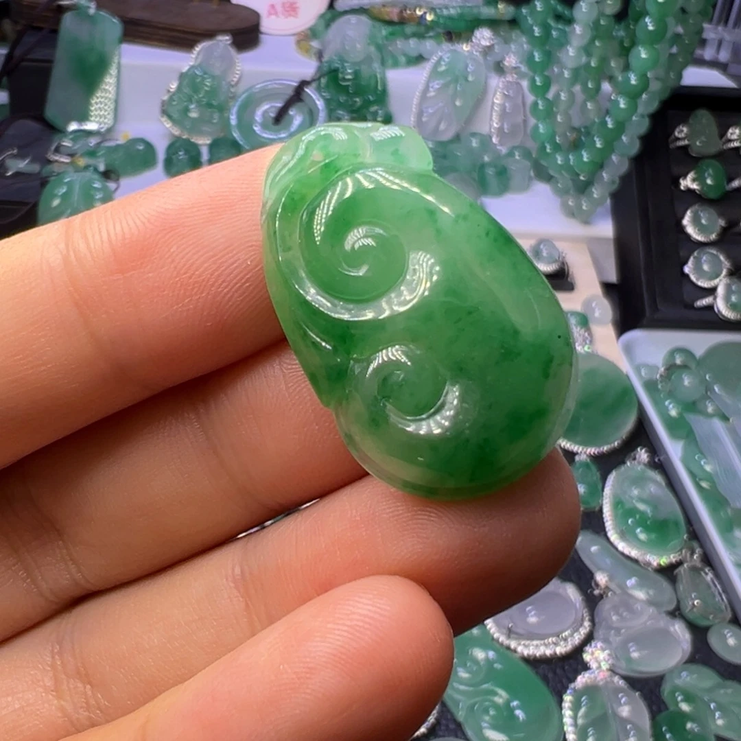 石英质玉（非洲翠）未镶嵌颈饰