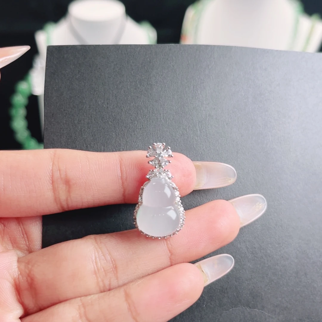 H***.石英质玉未镶嵌吊坠(不含链)