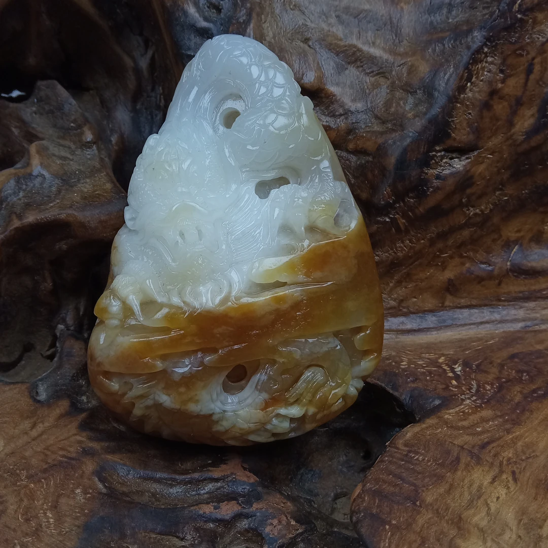 和田玉，270克。龙手把件。