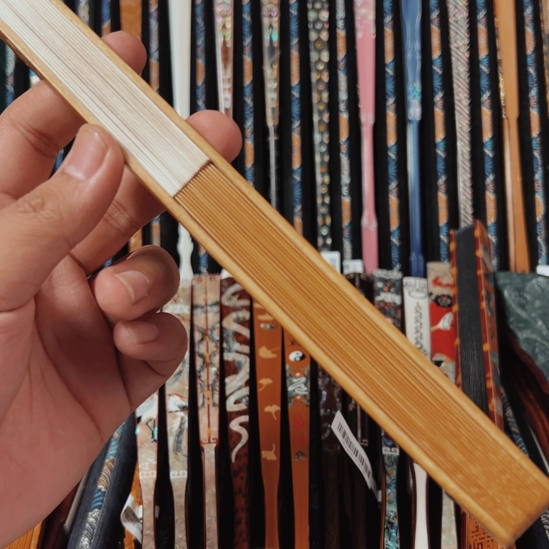 扇子扇子的设计很精致