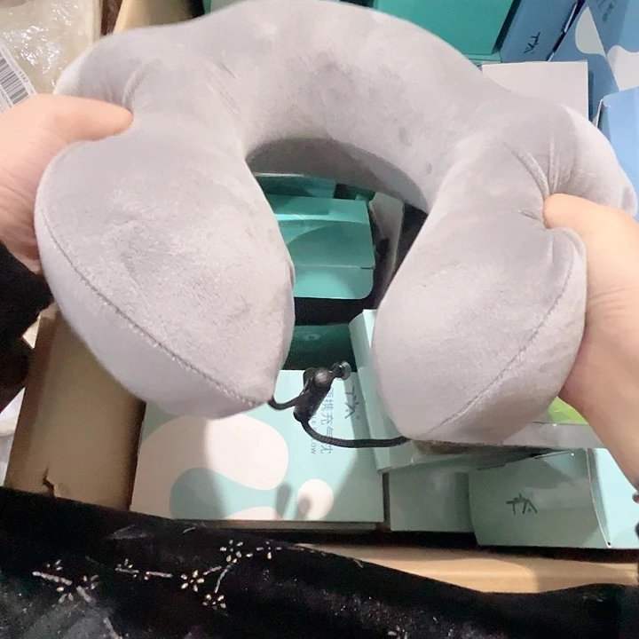 好一点记忆棉U型枕。