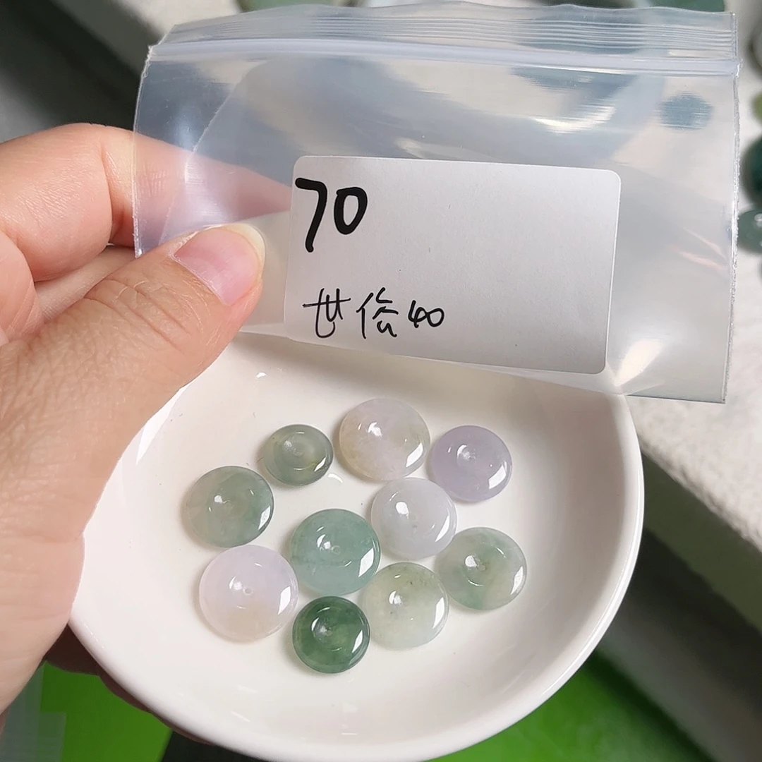 翡翠未镶嵌颈饰世*?不