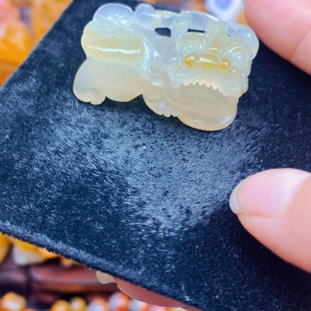 未镶嵌石英质玉（黄龙玉）颈饰