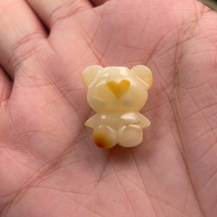 琥珀未镶嵌颈饰如图