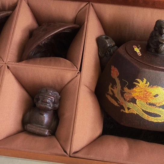 茶壶紫砂原矿泥料手工制作的一把紫砂壶。