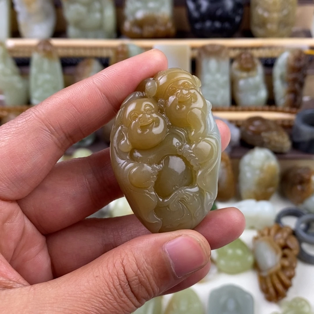 像***着和田玉未镶嵌颈饰