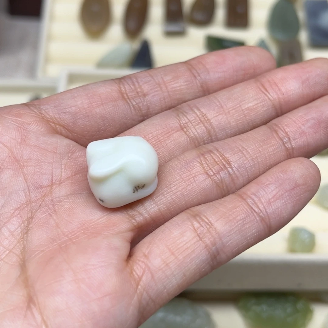 淡***的和田玉未镶嵌珠宝半成品