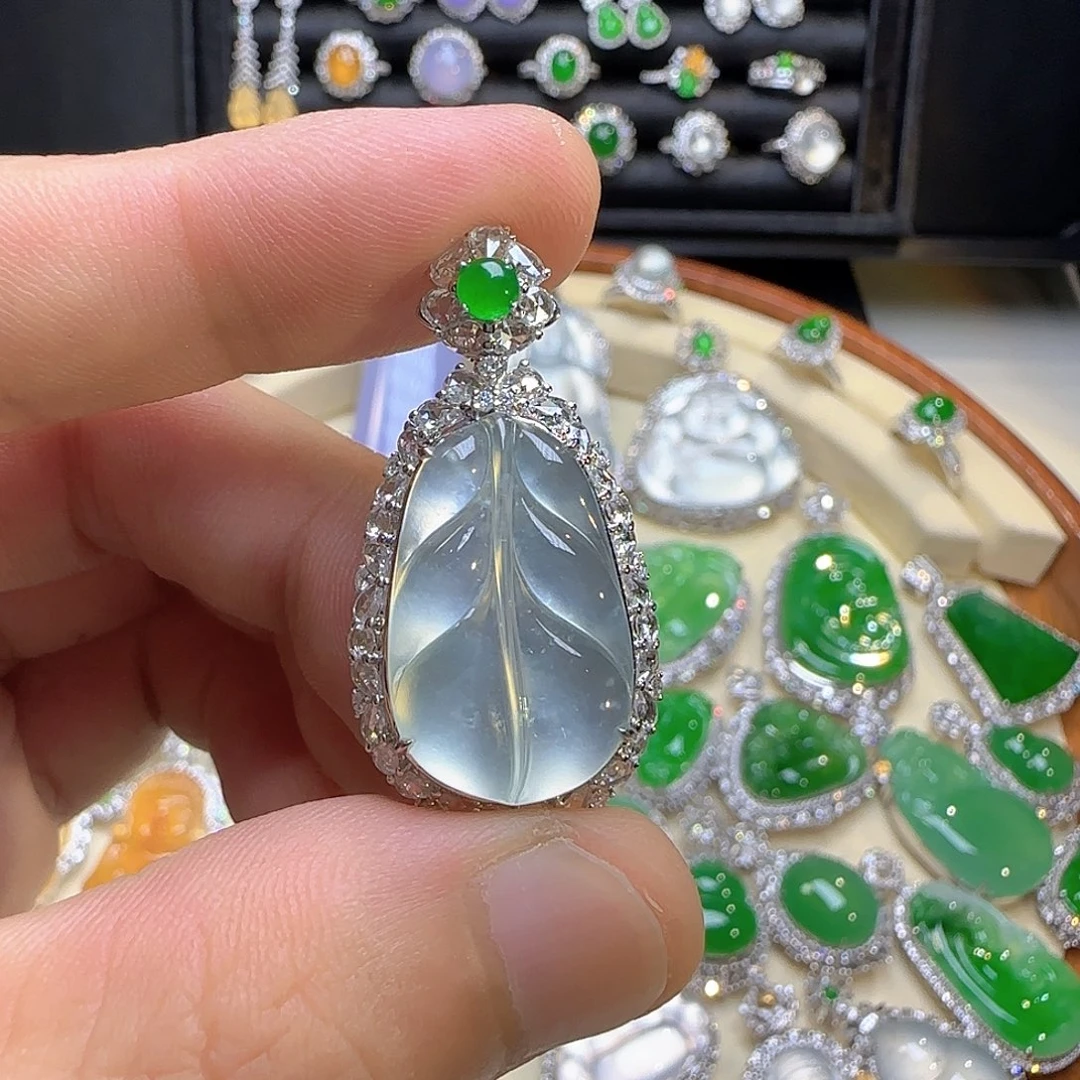 雯***呐翡翠18K金镶嵌颈饰