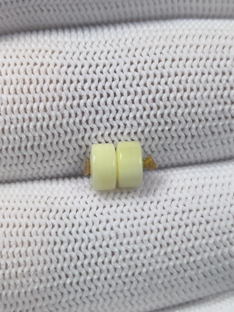 蜜蜡隔片，精品蜜蜡药片6或7厚3加隔片，两片1.5孔道！多样性发其一