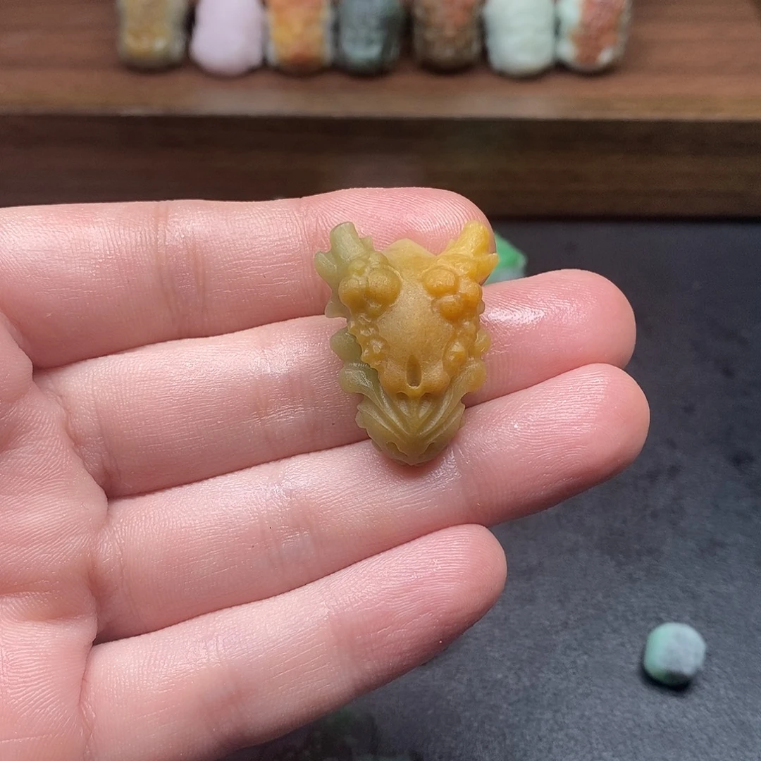 髙***雲未镶嵌定制翡翠毛货抛光