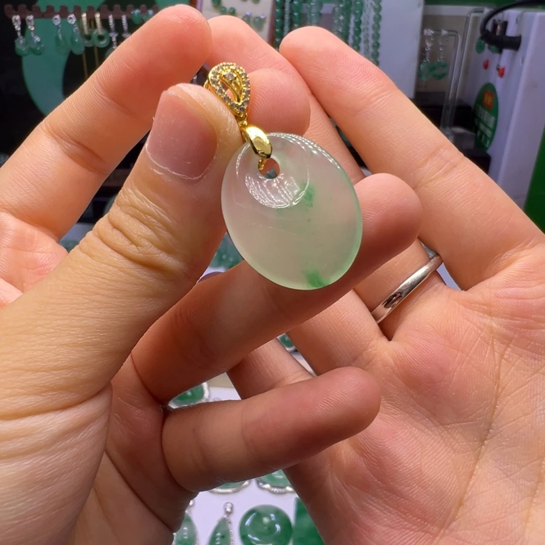 颈饰未镶嵌石英质玉（非洲翠）