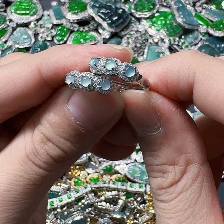 翡翠颈饰未镶嵌天然A货翡翠放漏