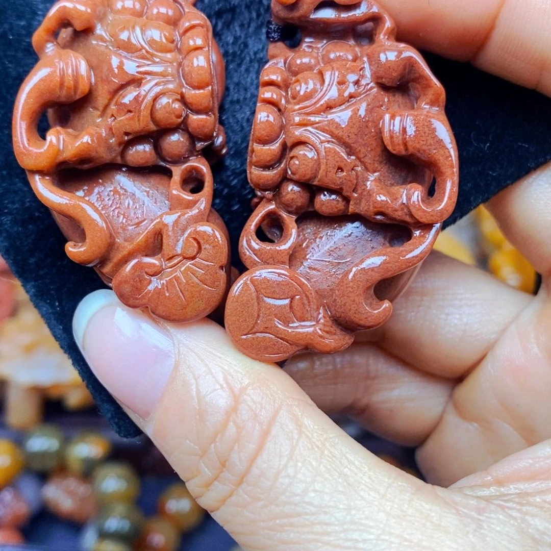 未镶嵌石英质玉（黄龙玉）颈饰
