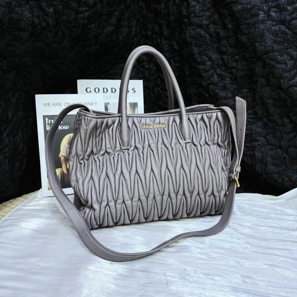 95新 MIU MIU/缪缪 缪缪灰色褶皱手提斜挎包