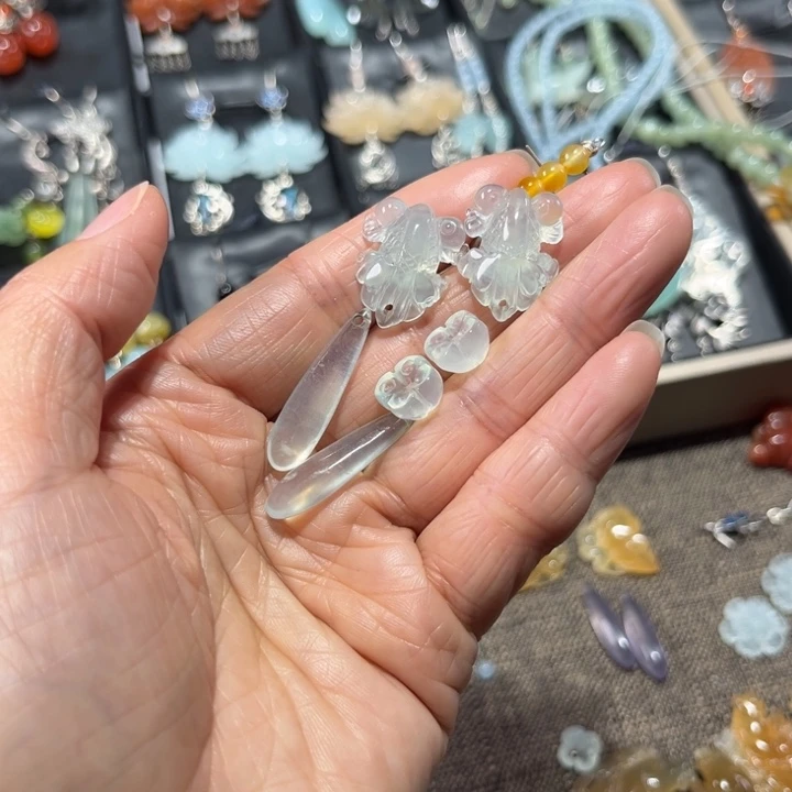傻***晴蛇纹石玉未镶嵌耳饰