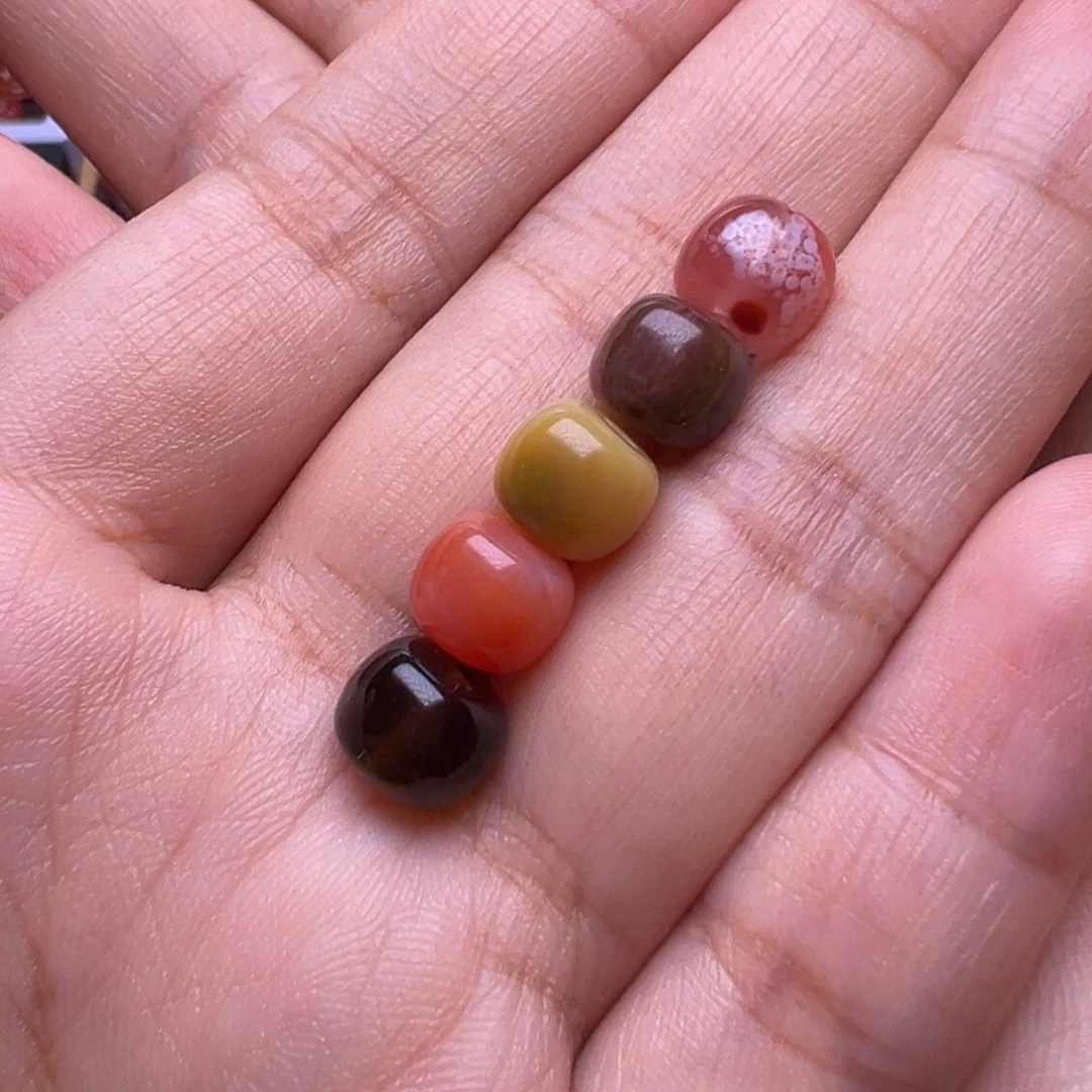 某***人未镶嵌南红玛瑙珠宝奇石