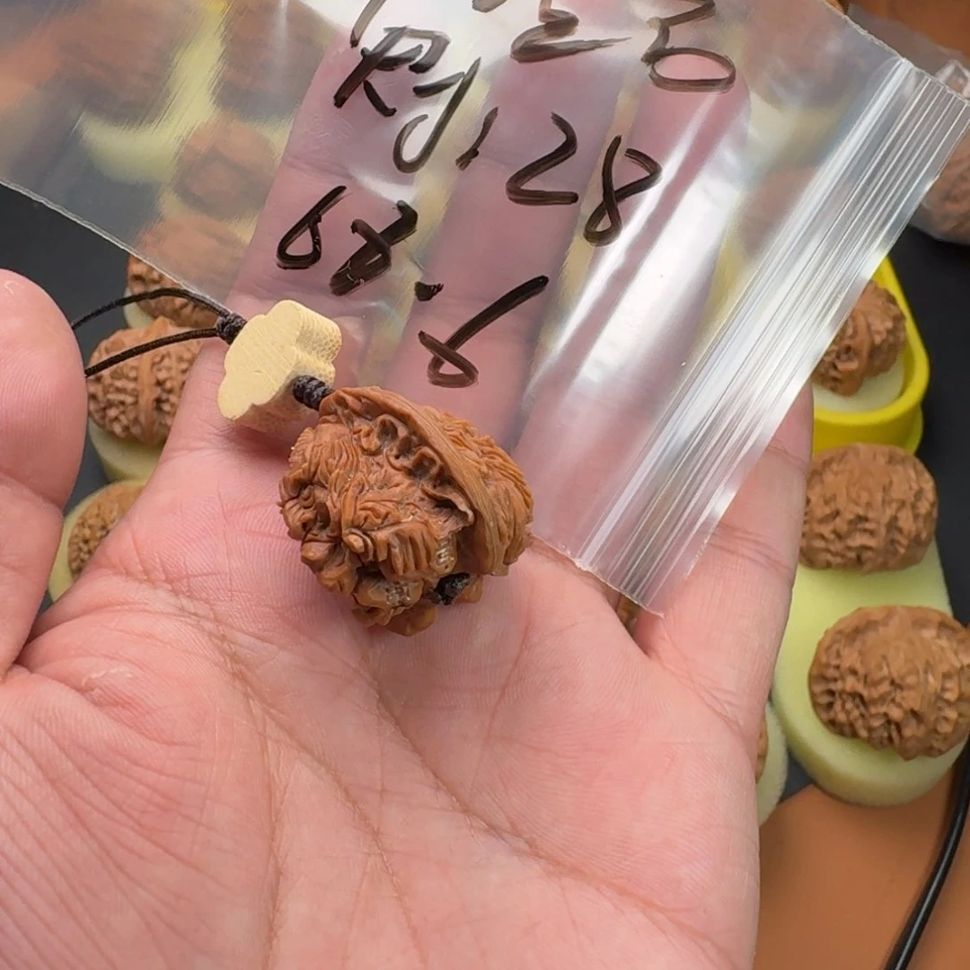 文玩核桃把件南疆石异型雕刻