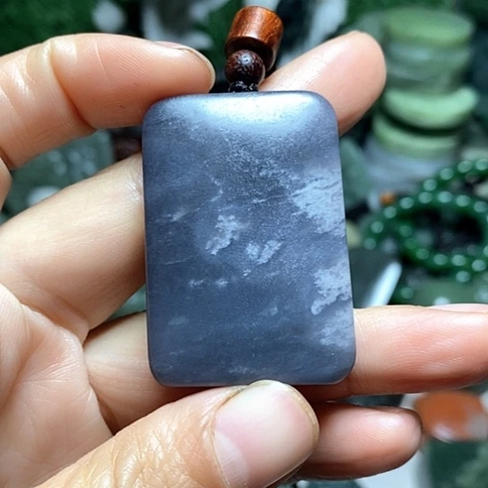 未镶嵌和田玉（糖玉）珠宝半成品是**人