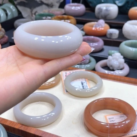 未镶嵌手镯石英质玉