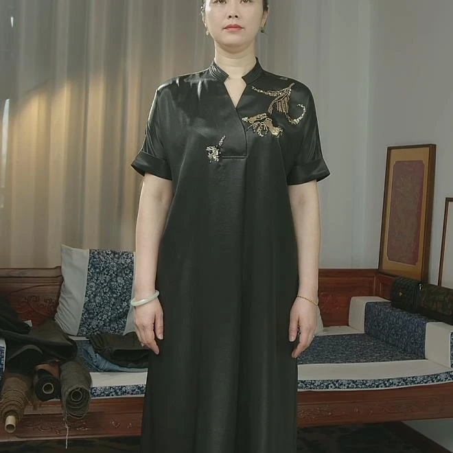 品叔&设计 · 桑蚕丝素缎莨绸香云纱绣花V领时尚设计连衣裙