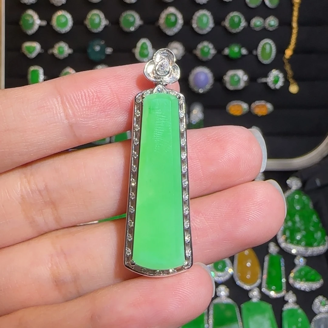 翡翠18K金镶嵌颈饰吊坠