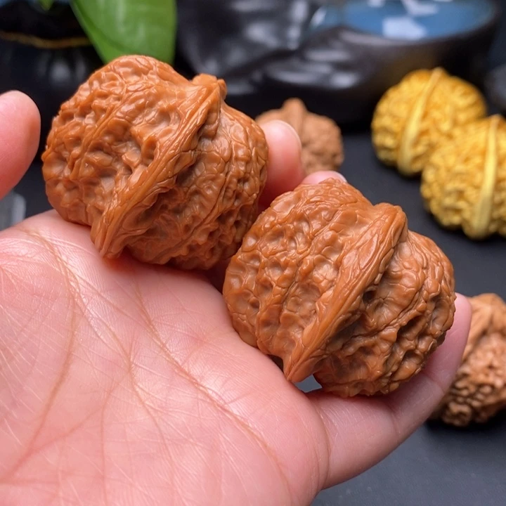 鹅***文玩核桃把件血麒麟42尺