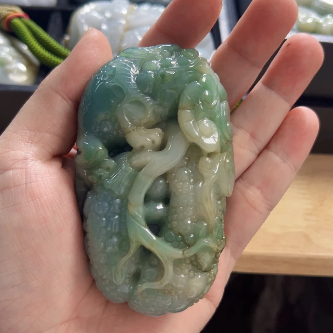 翡翠未镶嵌颈饰挂件