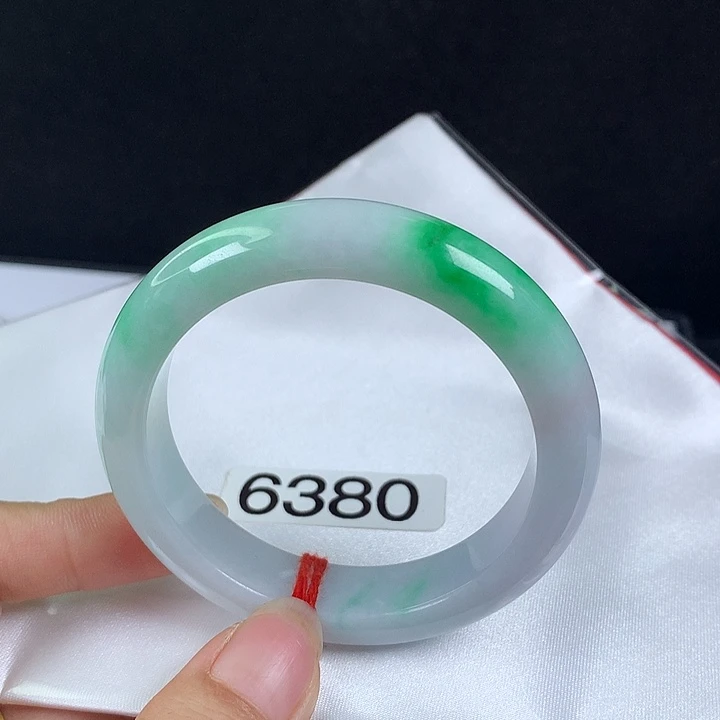 翡翠未镶嵌手镯52圈 白底辣绿