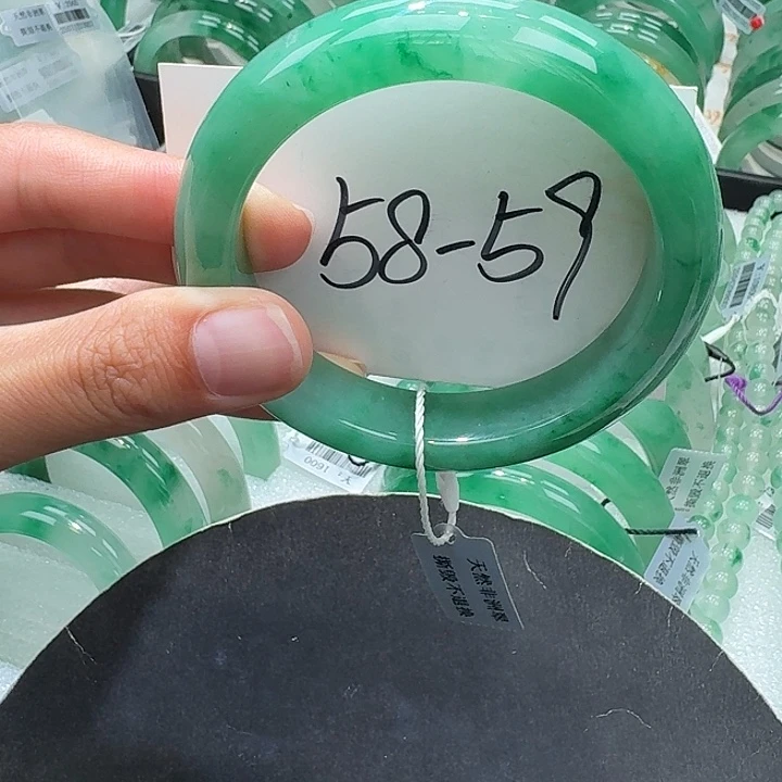 未镶嵌手镯石英质玉（非洲翠）