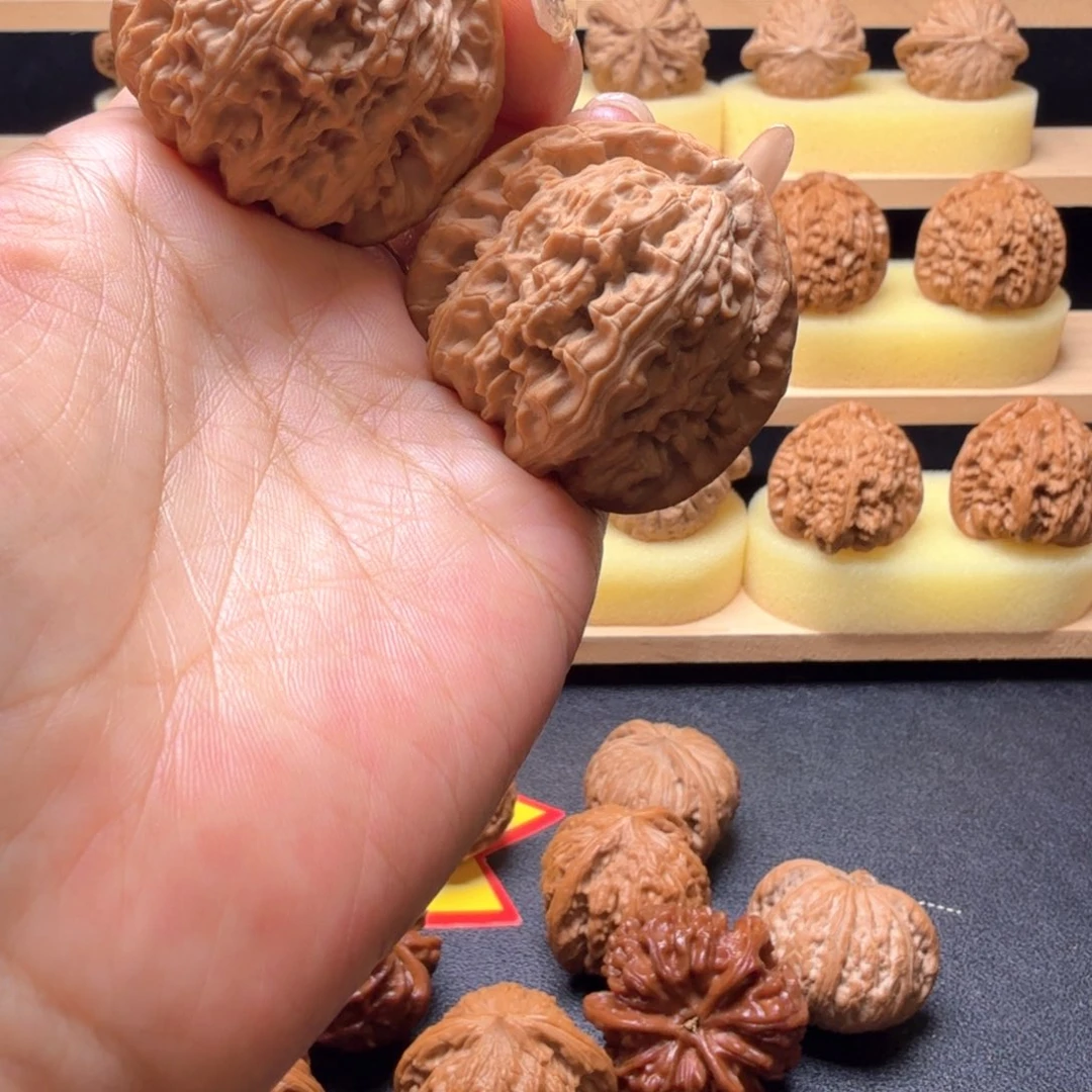 文玩核桃吊坠43尺三角白