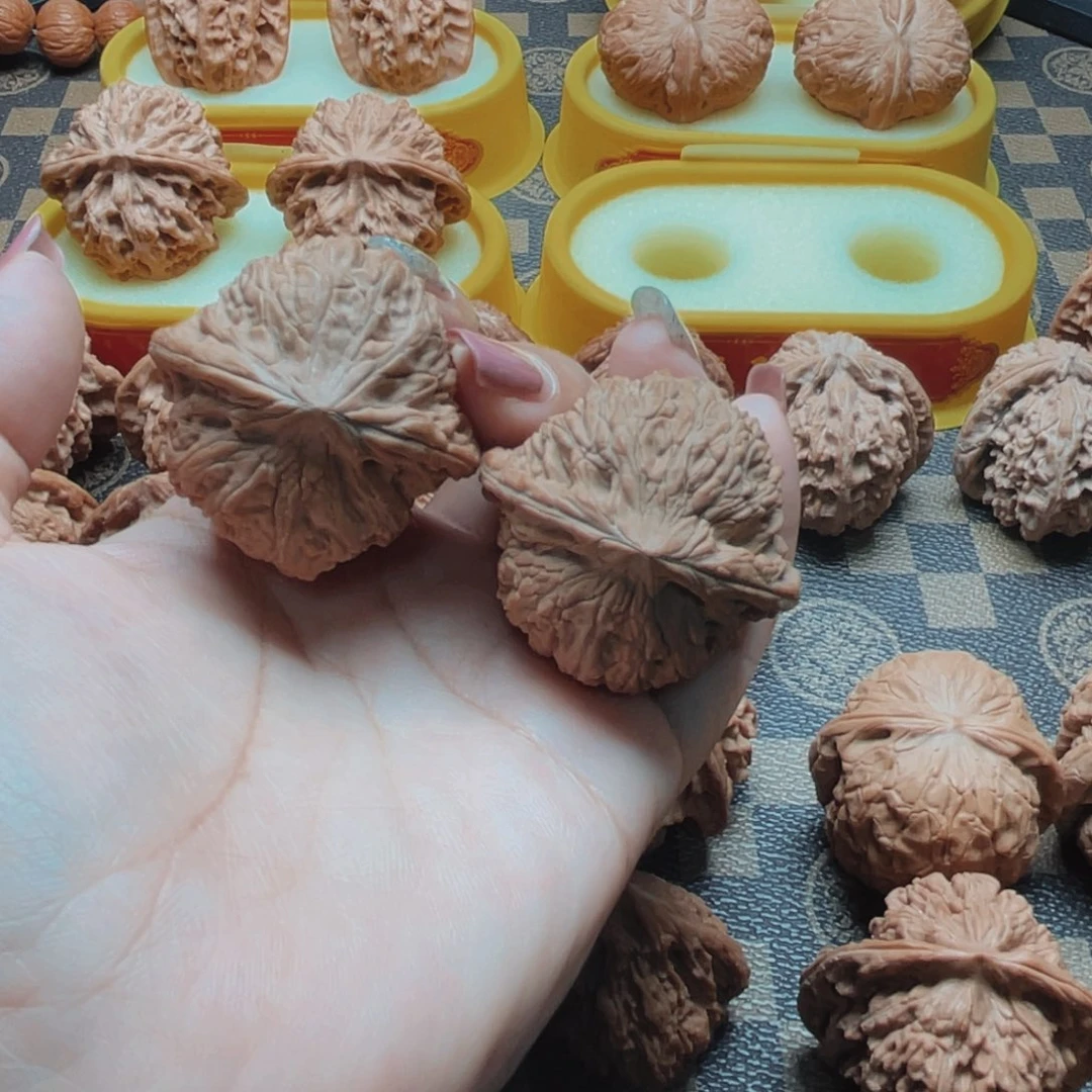 桃核把件泥鳅背全品核桃
