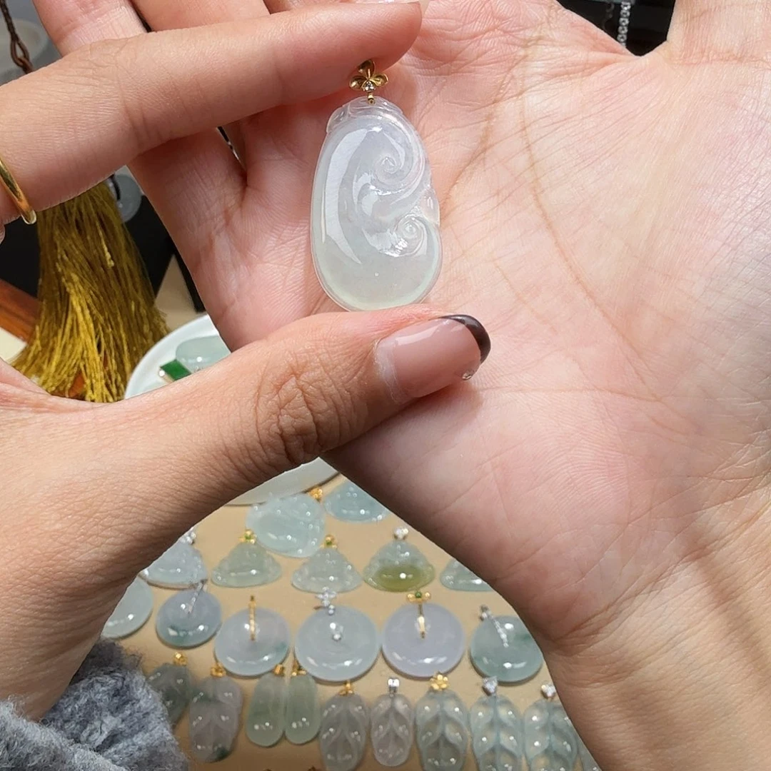 十***月翡翠18K金镶嵌颈饰