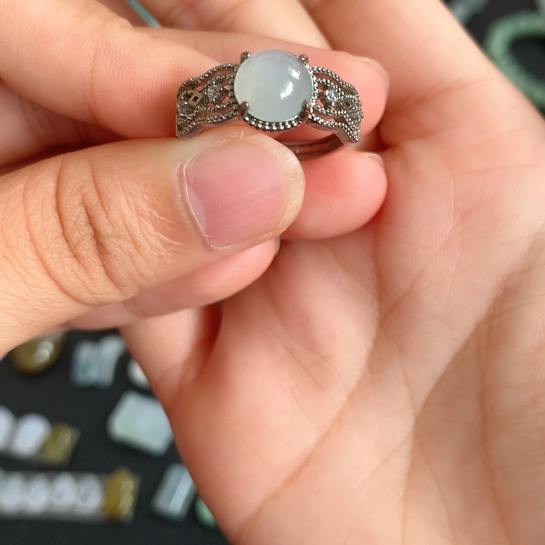 翡翠未镶嵌颈饰戒指