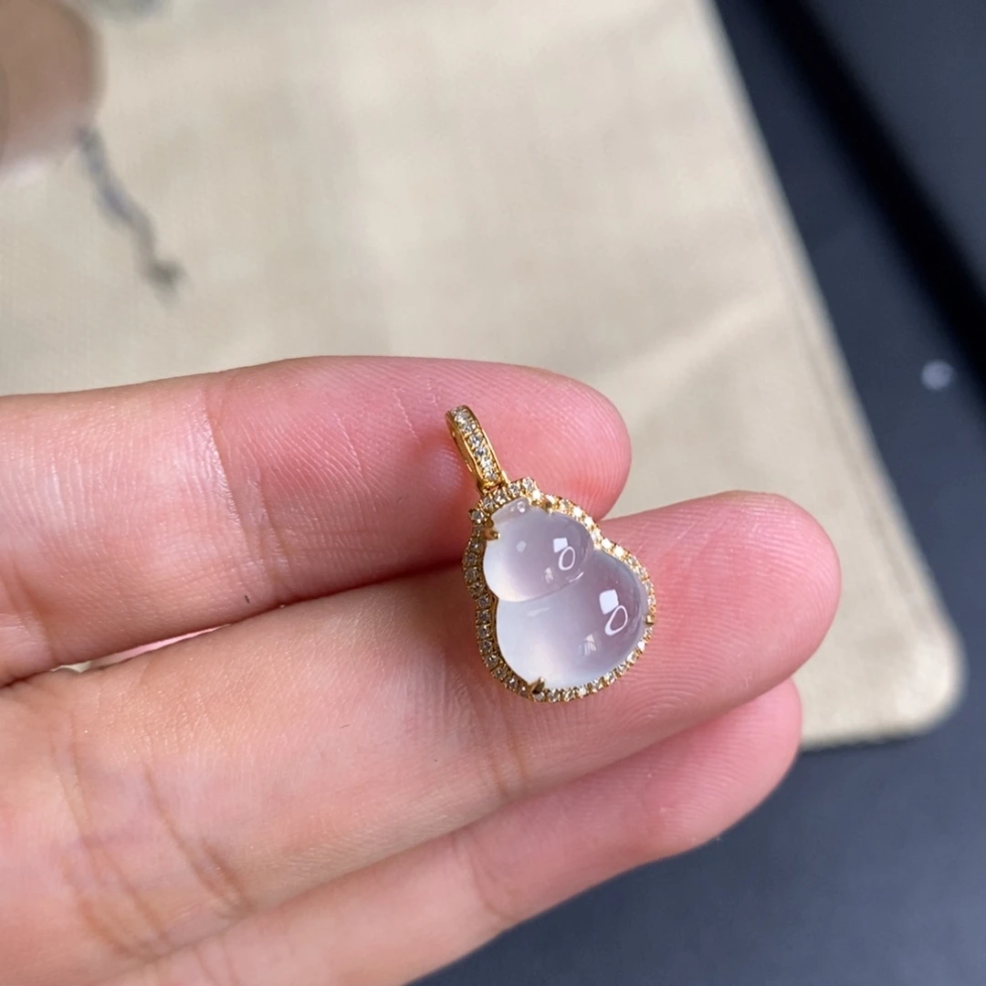 翡翠18K金镶嵌颈饰葫芦