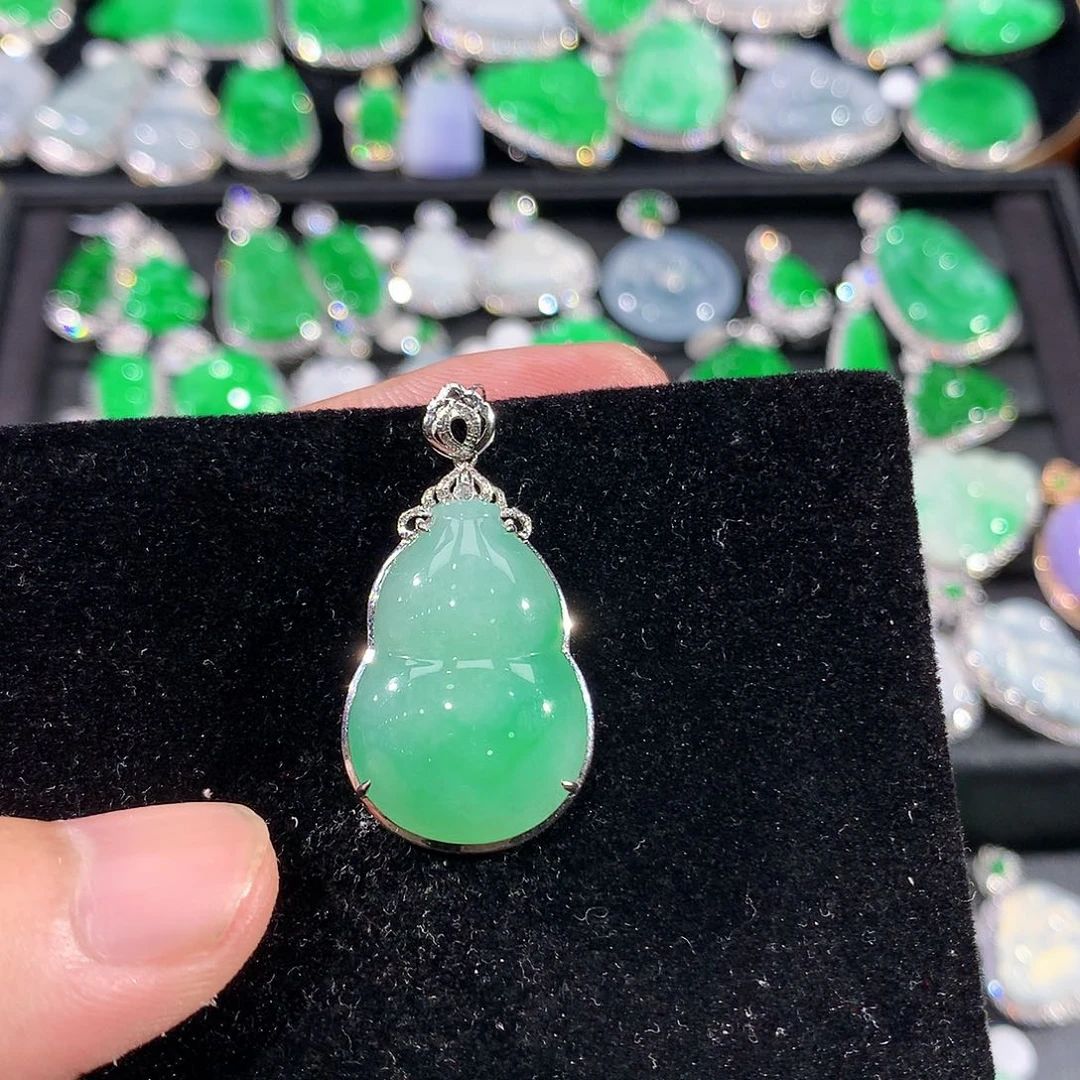 翡翠18K金镶嵌颈饰