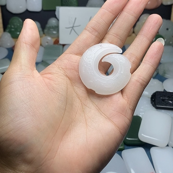 颈饰未镶嵌石英质玉（金丝玉）