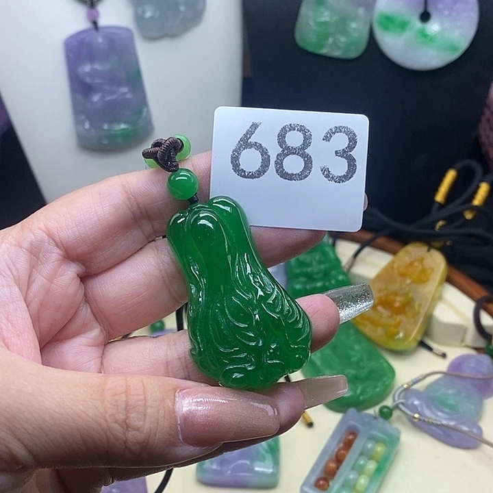 翡翠未镶嵌吊坠(赠链)