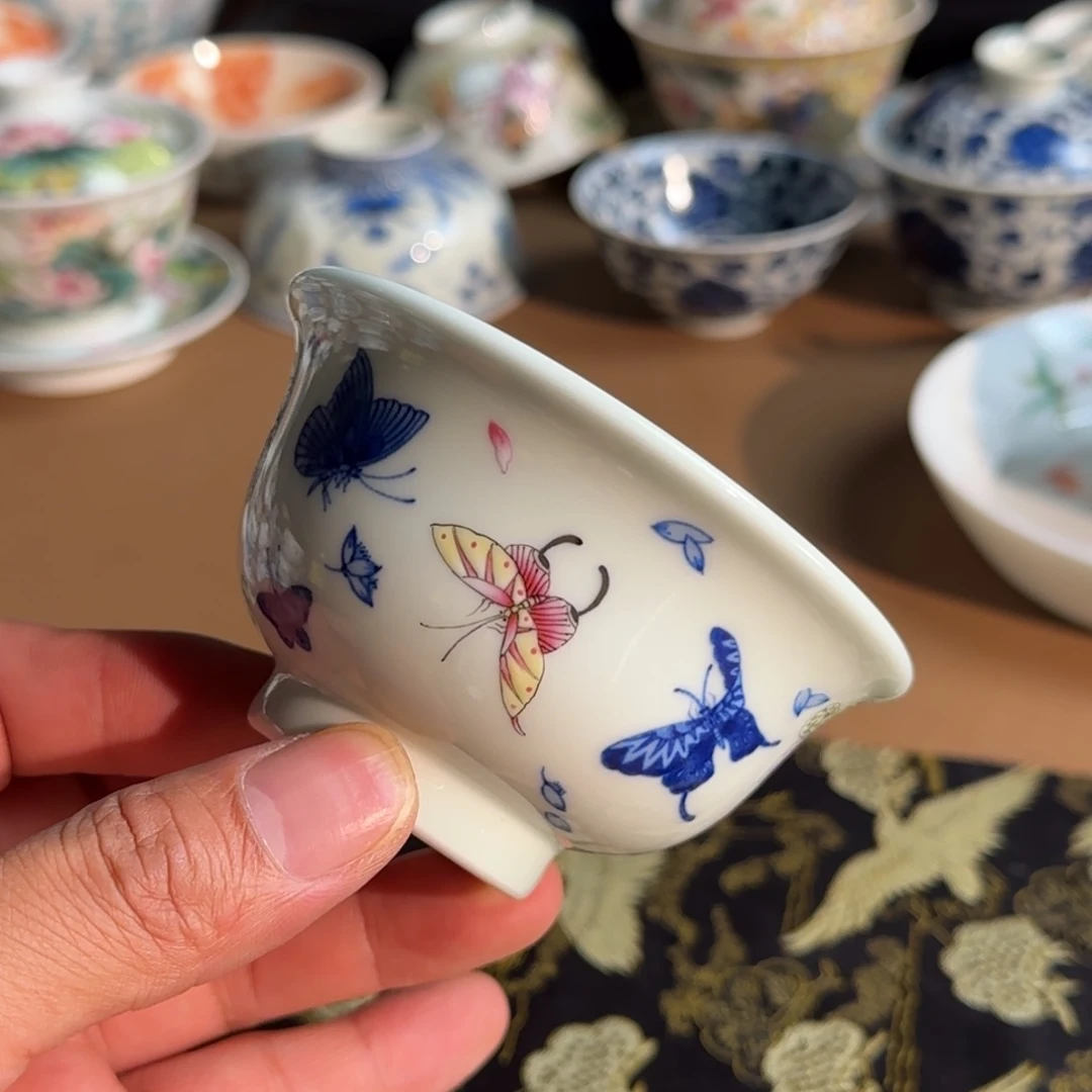 青花粉彩花卉蝴蝶杯