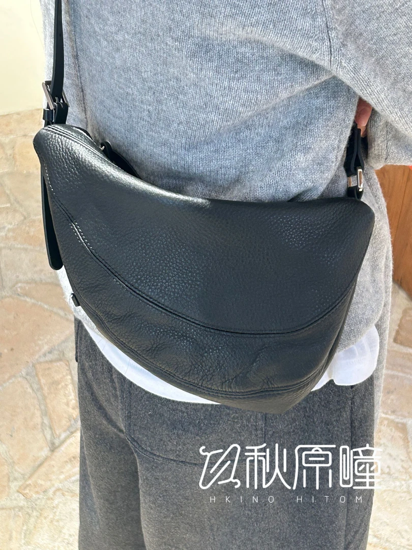 秋原瞳-多层款休闲黑色腋下单肩款肩包斜挎包做旧植鞣牛皮马鞍包