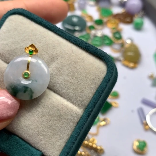 颈饰18K金镶嵌翡翠