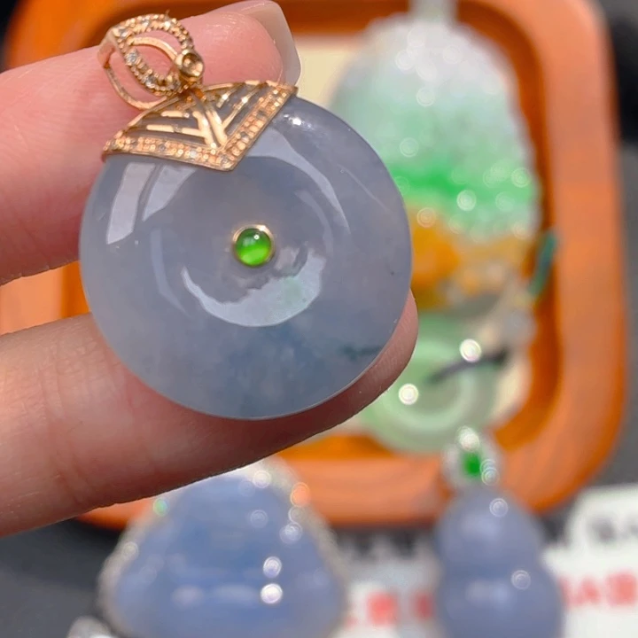 翡翠18K金镶嵌颈饰