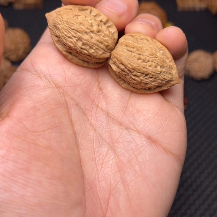 文玩核桃吊坠野生鸡心