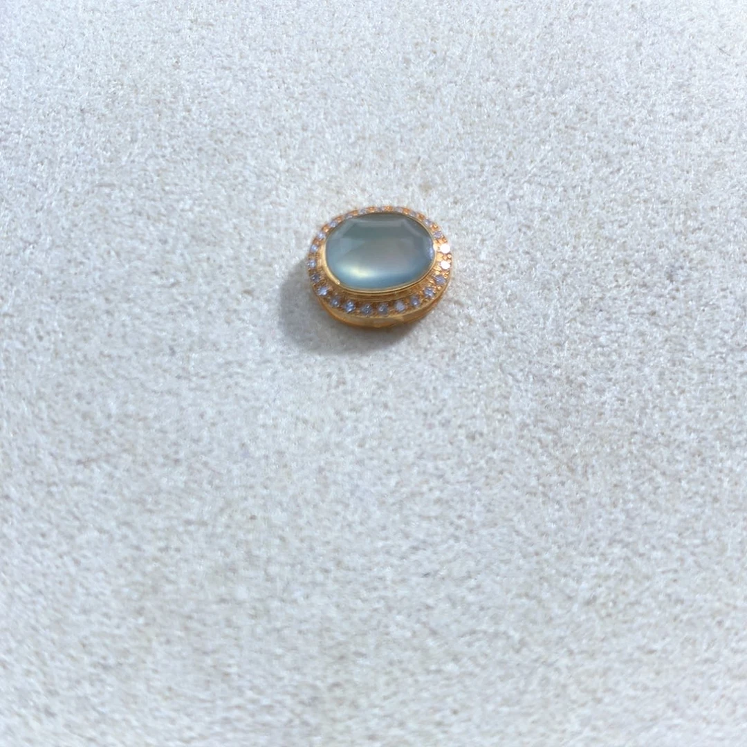 翡翠18K金镶嵌项链蛋面